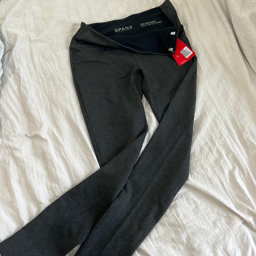 Spanx “the signature ponte super skinny pants” New with tags/Never worn. Size 27